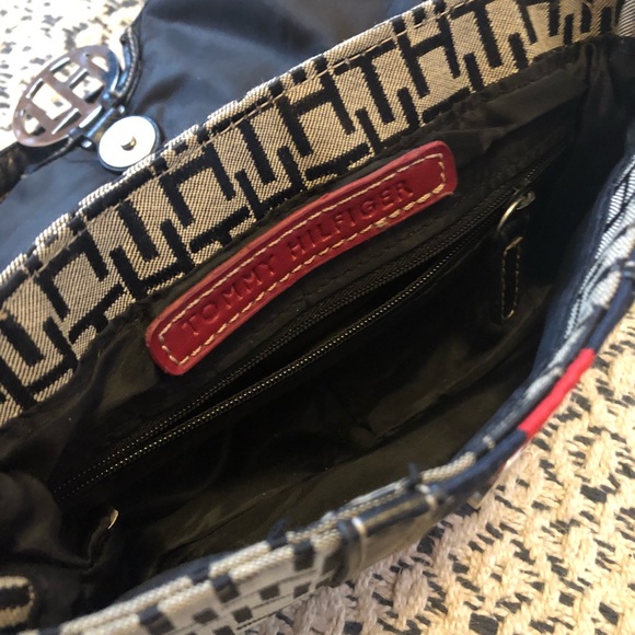 Adorable Tommy Hilfiger monogram purse/shoulder bag - Picture 4 of 4